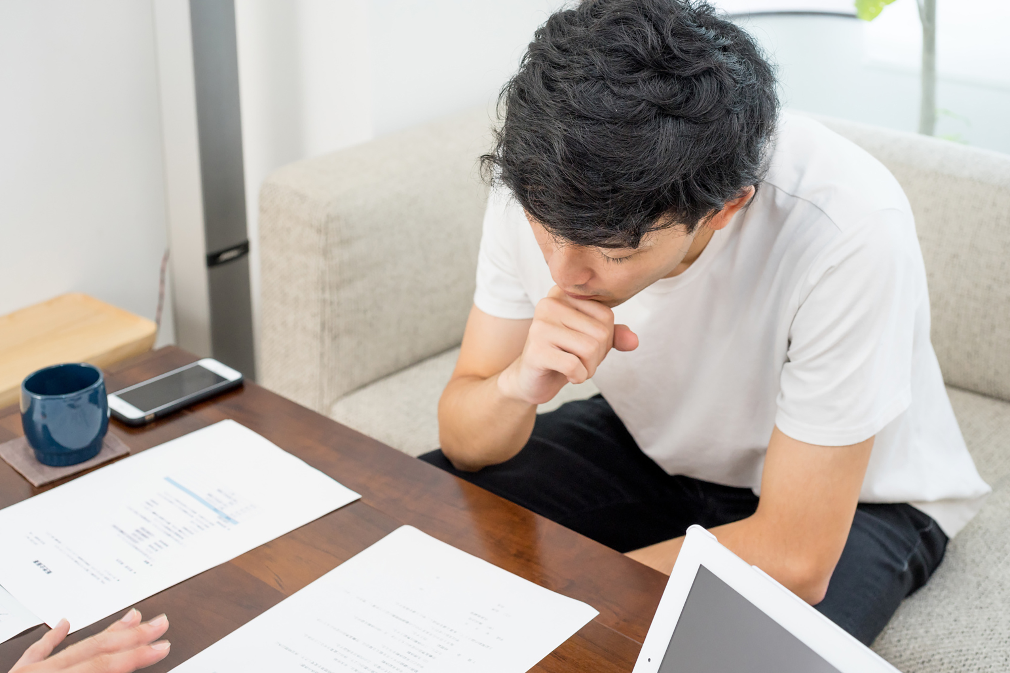 説明を受ける男性(ビジネス・会話・打ち合わ