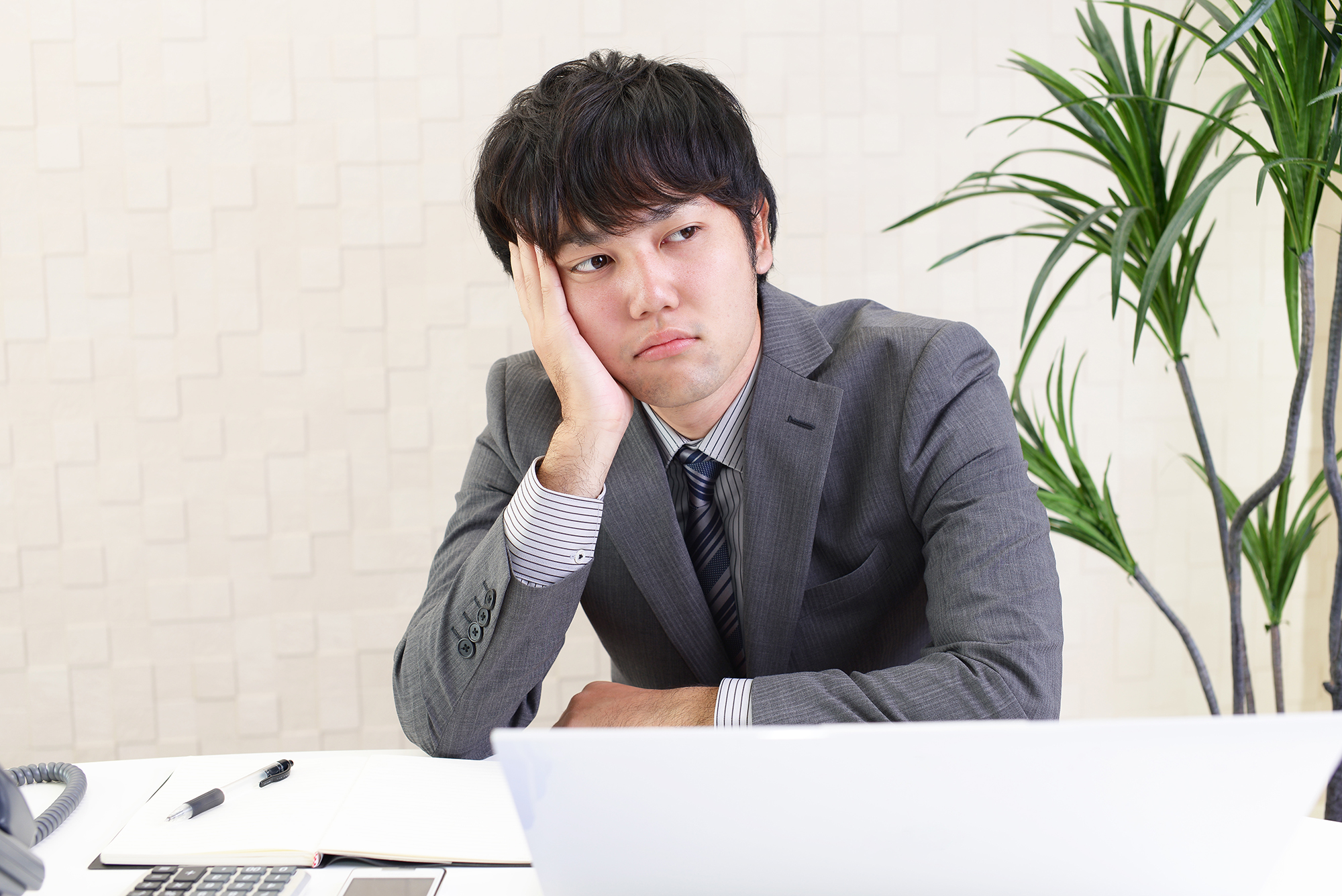 疲れた表情のビジネスマン